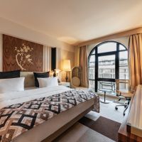 /content/images/pages/1364/zoomi_executive_standard_with_french_window_crowne_plaza_st.petersburgligovsky_01.jpg