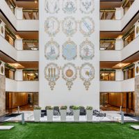 /content/images/pages/1474/zoomi_lhm_atrium_garden.jpg