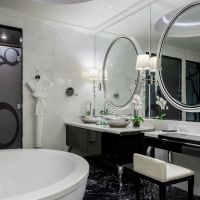 /content/images/pages/1474/zoomi_lhmatrium_suite_black_and_whitebathroom.jpg